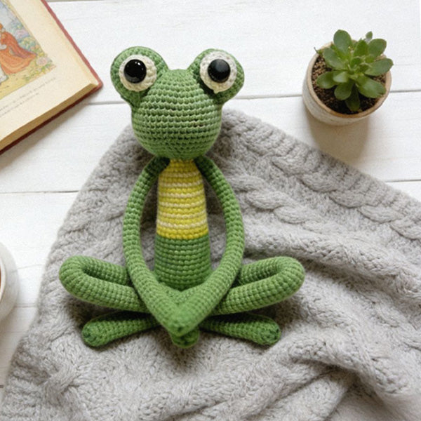 Crochet frog doll gift packaging, handmade in Hangzhou | Knoblom