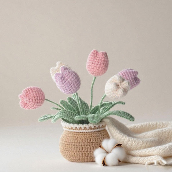 Crochet tulip flowers in soft cotton yarn, close-up | Knoblom