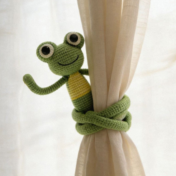 Handcrafted frog amigurumi, skin-friendly yarn close-up | Knoblom