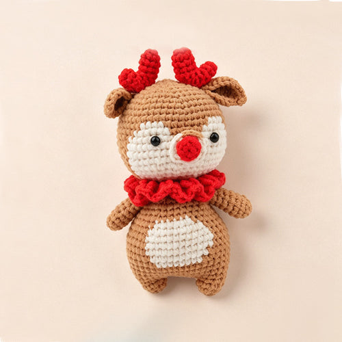 Handmade crochet Christmas reindeer amigurumi in caramel brown with red antlers | Knoblom